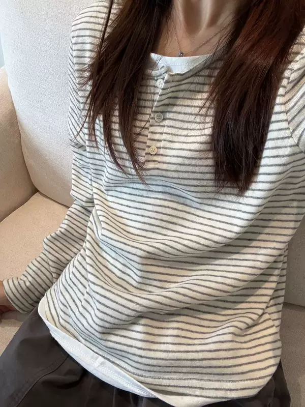เสื้อยืดแขนยาวลายทาง คอฮีนรี่ ไหล่ตรง สไตล์เกาหลี วินเทจ แบบสองชิ้นปลอม เสื้อตัวในสไตล์นักเรียน ลำลอง น่ารัก แนวเฉพาะกลุ่ม สำหรับฤดูใบไม้ร่วงและฤดูหนาว