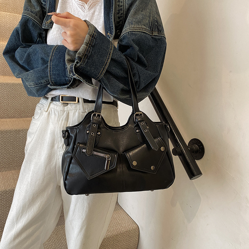 Bolso de alta capacidad retro europeo y americano 2024 nuevo bolso de mensajero portátil con costuras bolso femenino bolso de axila de cuero suave simple