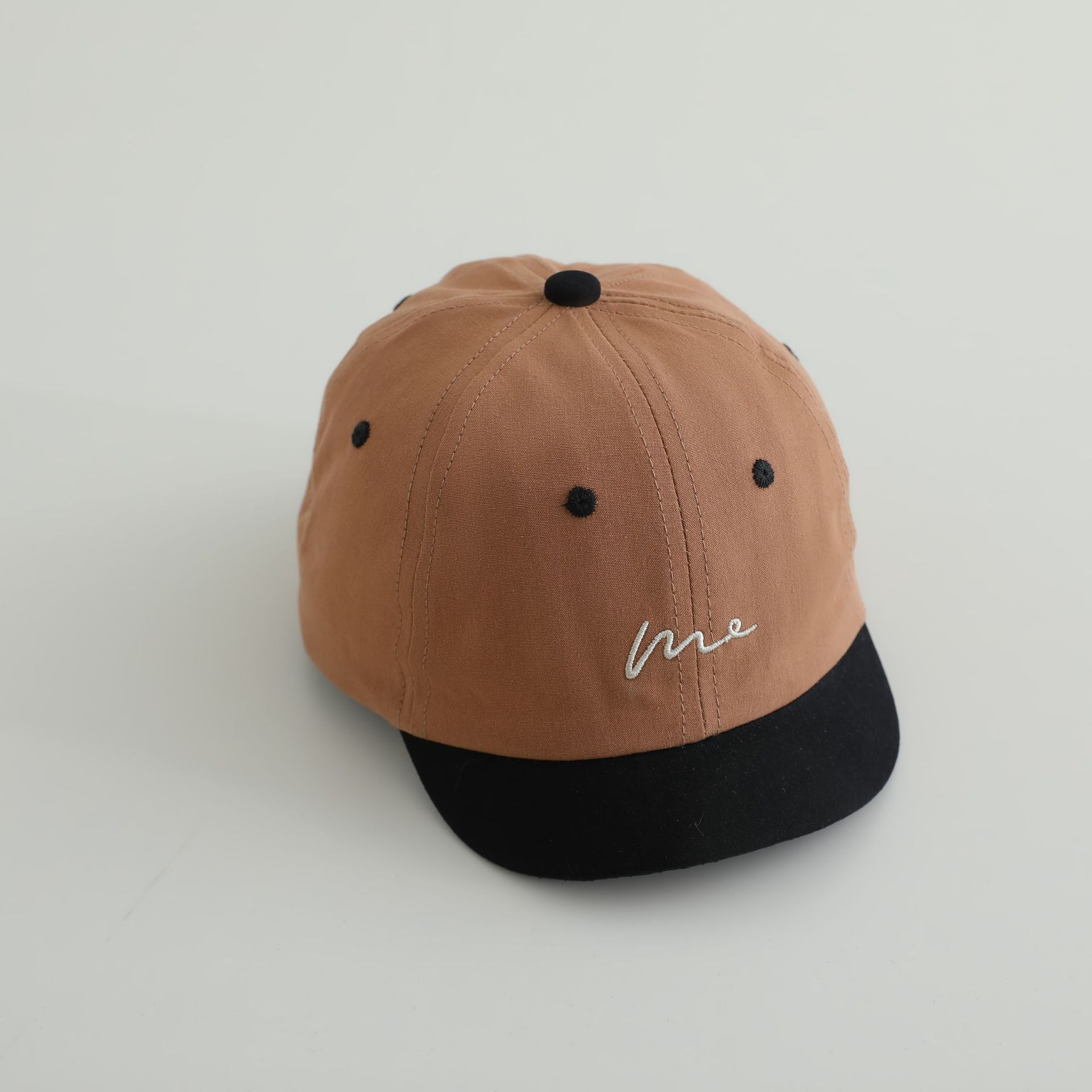 Niños coreanos líneas simples bordadas gorra de lengua primavera y otoño bebés masculinos y femeninos corto borde corto viaje sombrero de béisbol sombrero de sombra
