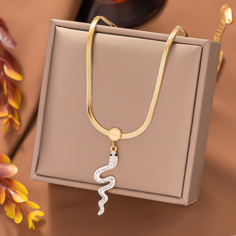 304 Stainless Steel 18K Gold Plated Elegant Simple Style Plating Inlay Geometric Snake Acrylic Artificial Rhinestones Pendant Necklace display picture 9