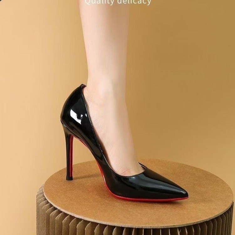 Zapatos de cama de tacones altos de punta negro blanco esmaltado 2026 nuevo sexy y seductoras zapatos de cañón de tamaño grande tacones delgados