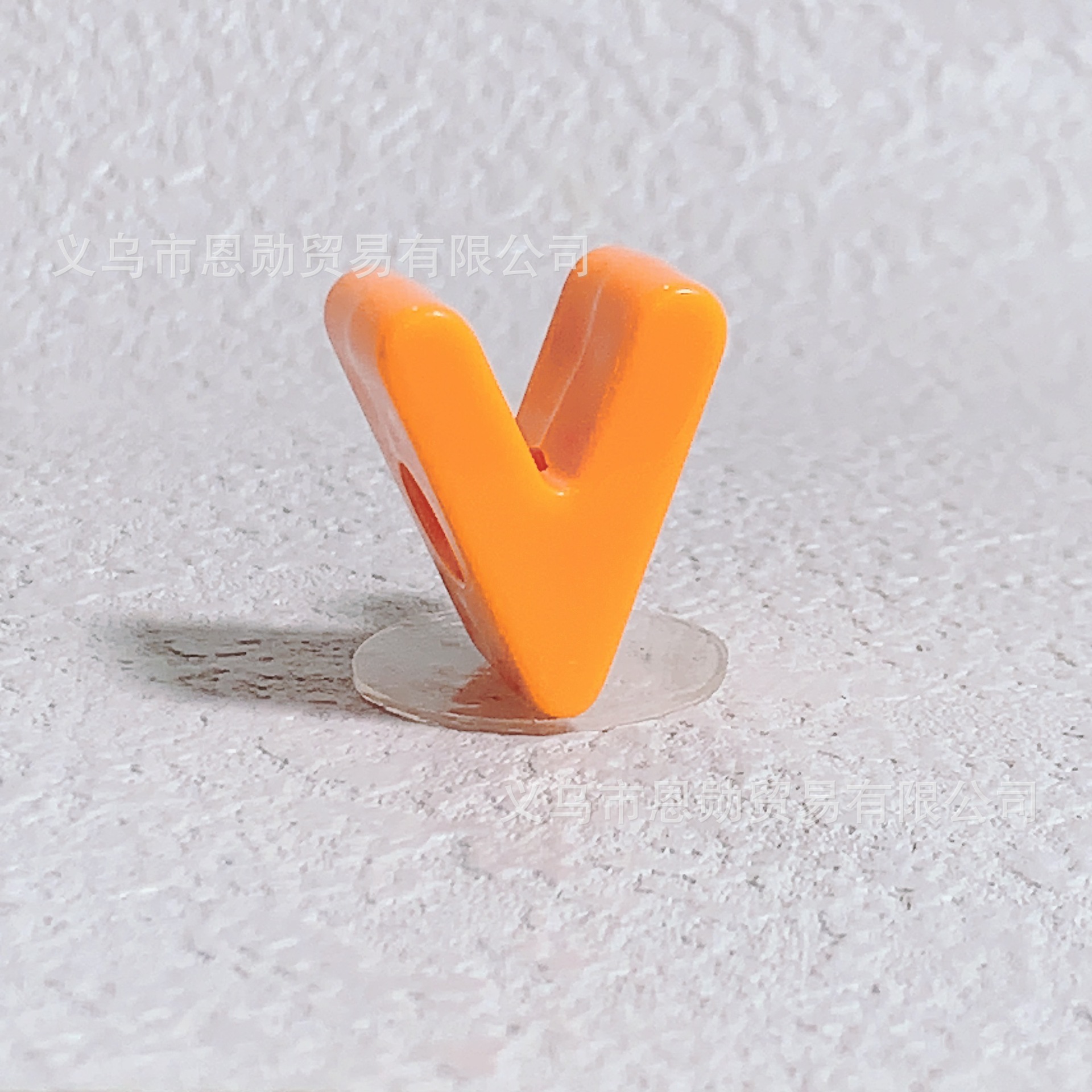 V (Orange)