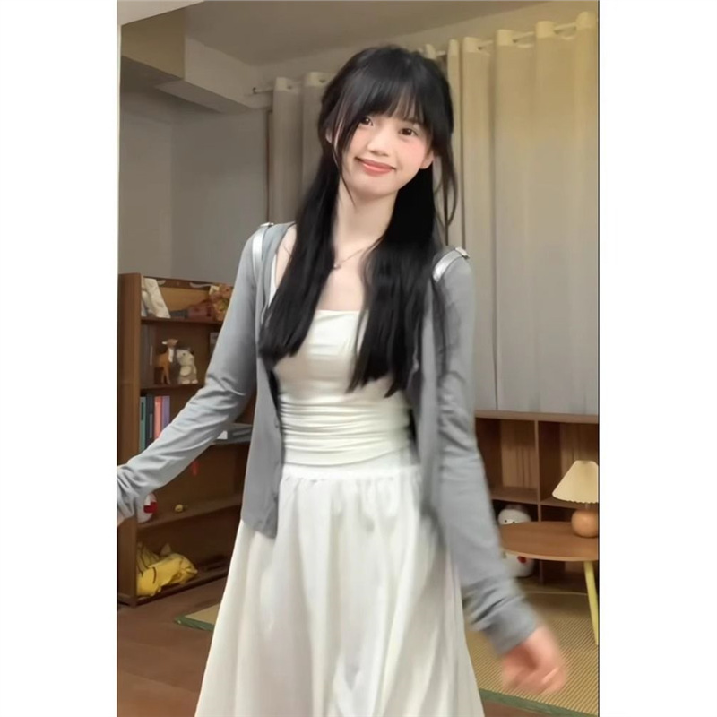 早秋温柔风时尚穿搭一整套女修身显瘦吊带灰色开衫高腰半身裙套装|undefined