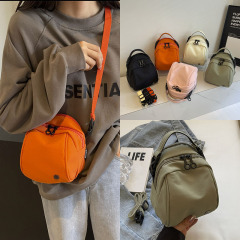 女性用の新しい軽量防水ナイロンスモールシェルバッグ、シンプルなデザイン、マルチサンドイッチショルダークロスボディバッグ、多用途でトレンディです。