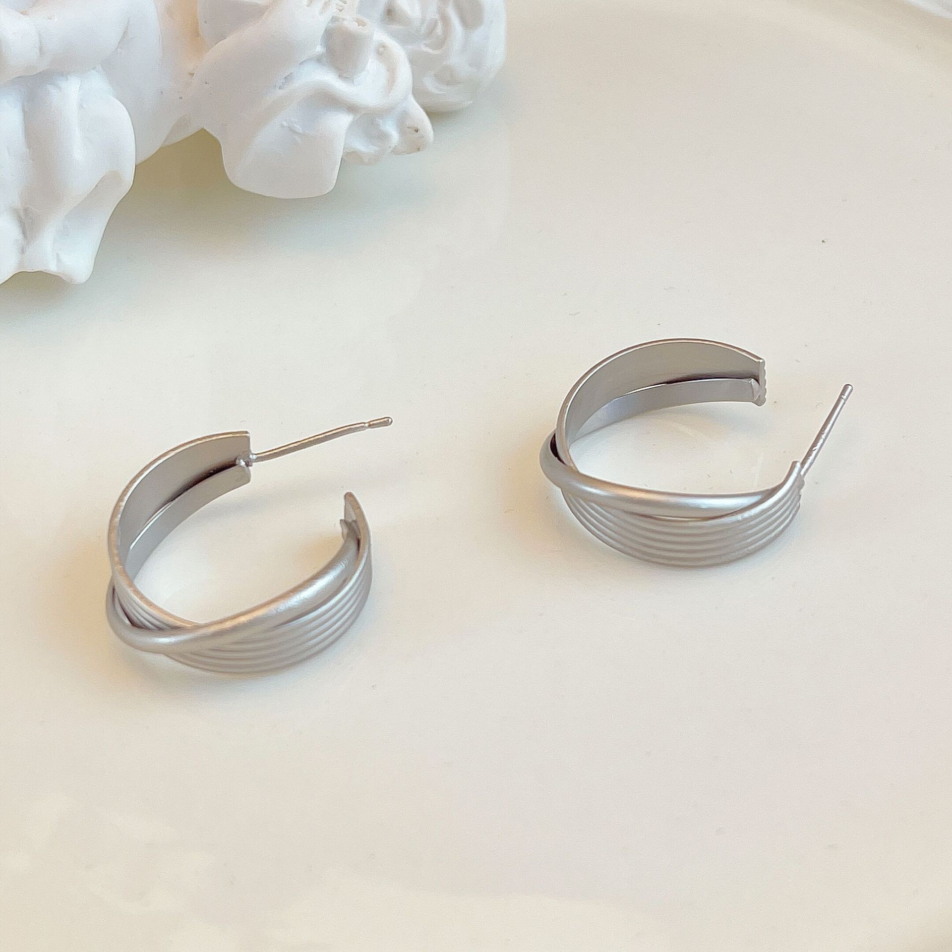 D1790B 매트 실버 C자형 귀걸이