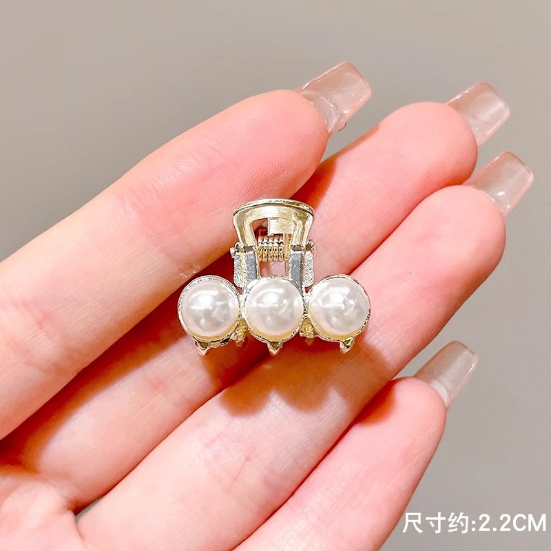 Exquisito clip pequeño clip de flequillo lateral de diamantes de imitación de perlas femeninas nuevo mini clip de tiburón de medio lazo horquilla tocado