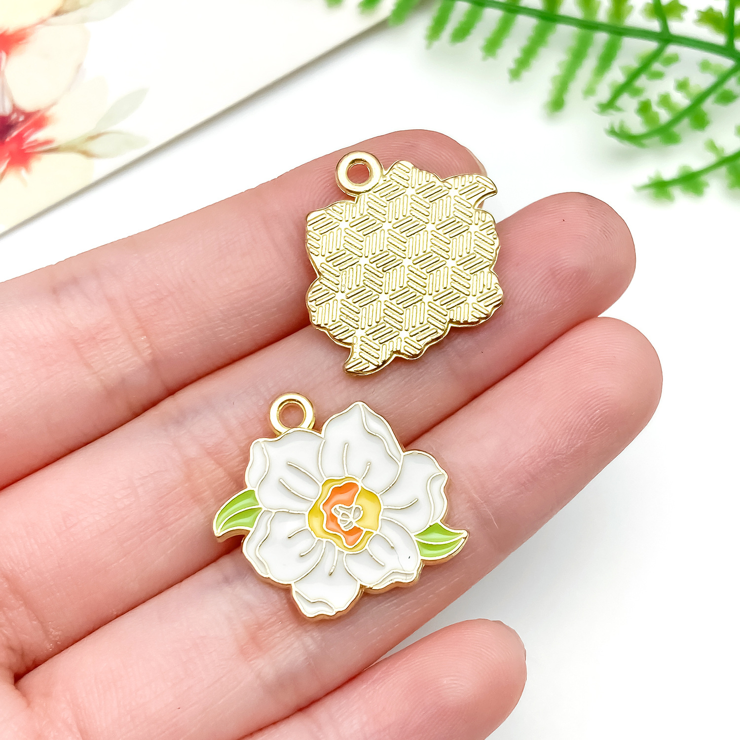 23503-YP-白色滴油锌合金水仙花花朵20x21x1mm