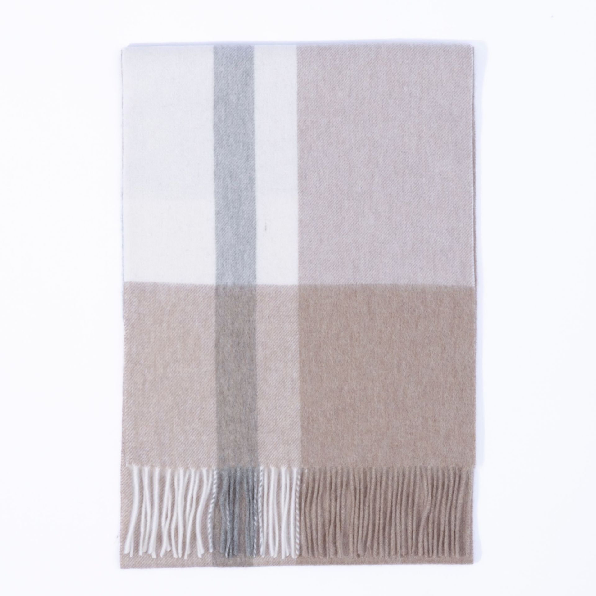 Celosía blanca de terciopelo púrpura