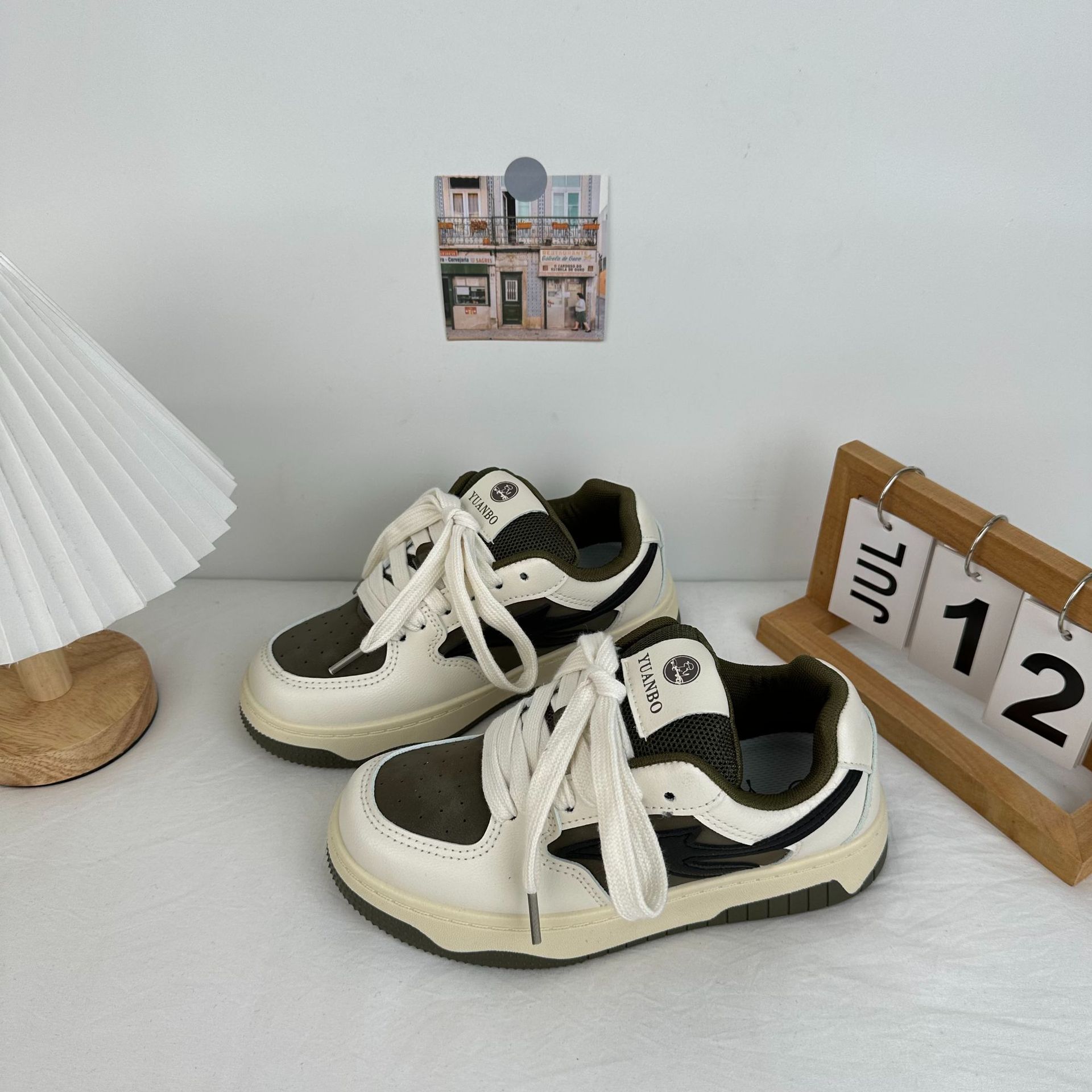 Yuanbo 2025 primavera nuevos zapatos de skate de mujer baja parte gruesa zapatos de lona deportivos casuales coreanos zapatos de mujer image 3