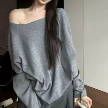 慵懒风斜肩蝙蝠袖针织毛衣女2025秋季新款宽松纯欲露肩上衣打底衫