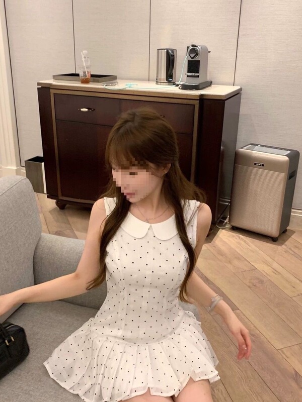 White Polka Dot Doll Collar Vest Dress for Women, Spring and Summer, Waist-Cinching Pleated Short Skirt for Petite Figures