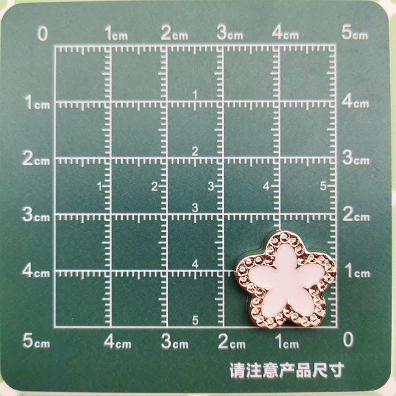 Temperamento de moda blanco y negro pequeño viento fragante cuatro hojas accesorios de plástico corazón de melocotón DIY pinzas de cabello material de ropa de correa