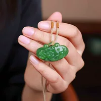 Фабрика Hetian Jade Store Ювелирные изделия из нефрита Натуральный Синьцзян Нефрит Хэтиан Яшмовый старый материал Шпинат Зеленый пион Цветок Подвеска