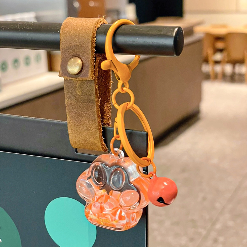 Caricatura en aceite líquido arena flotante botella mochila llavero delicado colgante accesorios accesorios máquina de muñecas pequeños regalos al por mayor