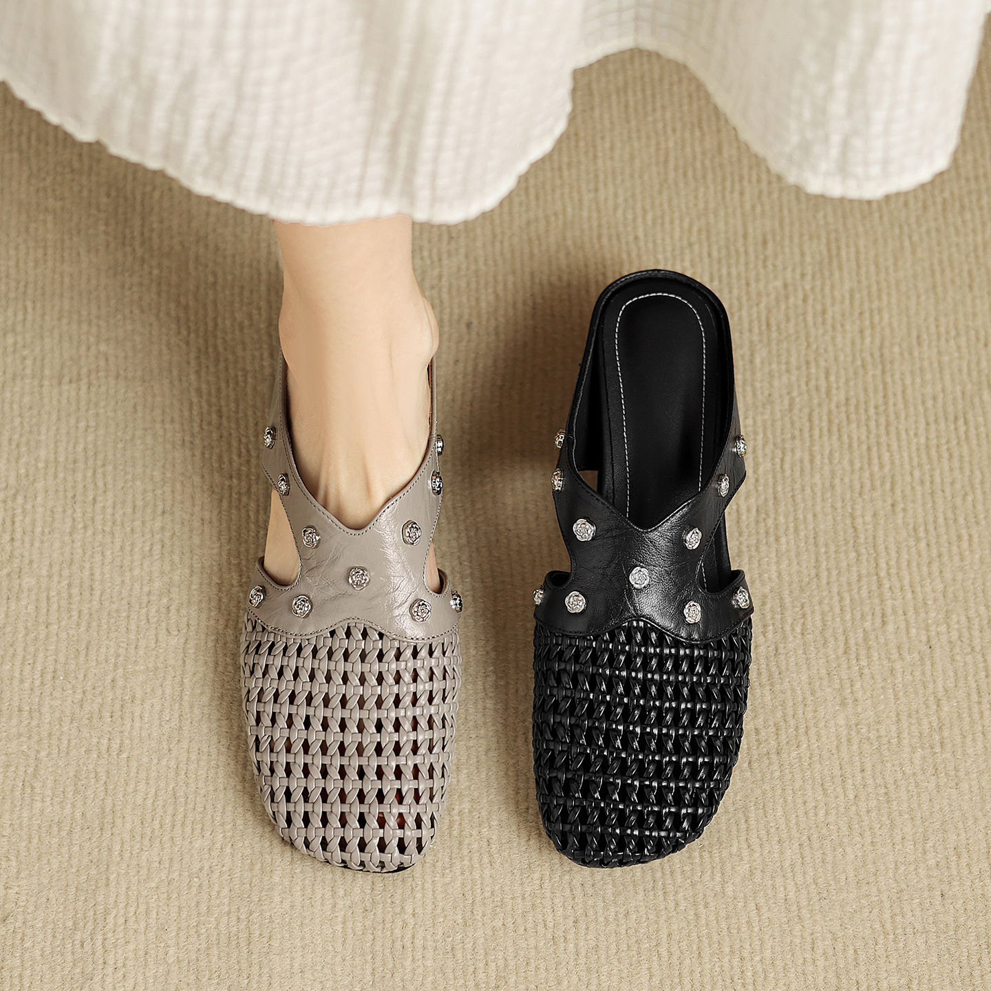 Dép sandal nữ quai chữ V phong cách vintage, mũi kín, đế xuồng thoải mái — đen