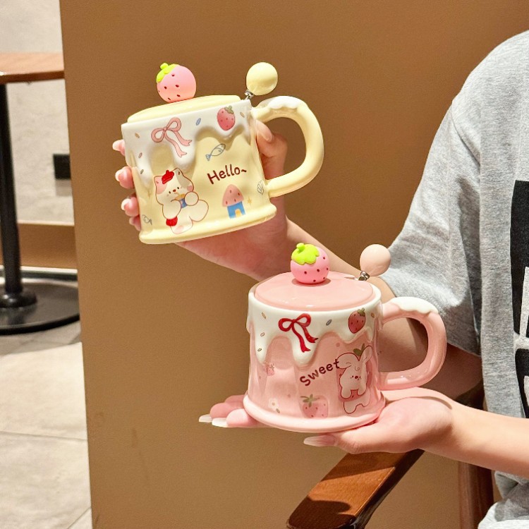 Regalos de cumpleaños para chicas torta de fresas tazas de agua de alta calidad taza de cerámica con tapa de desayuno casero taza de té de flores
