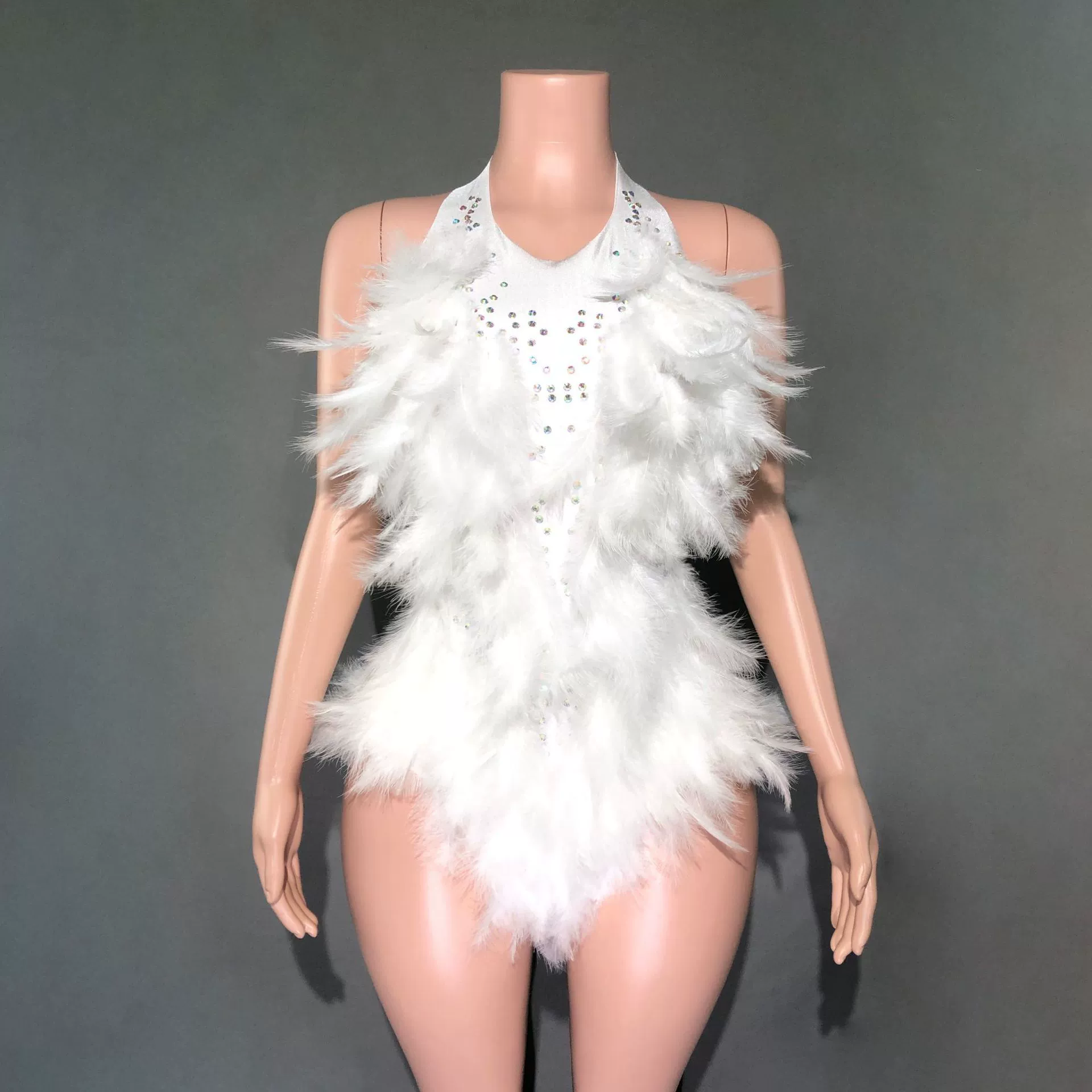 Женский сценический костюм для выступления: облегающий комбинезон с перьями, стразами и эластичной резинкой, с лямкой на шее, для танцев и подиума