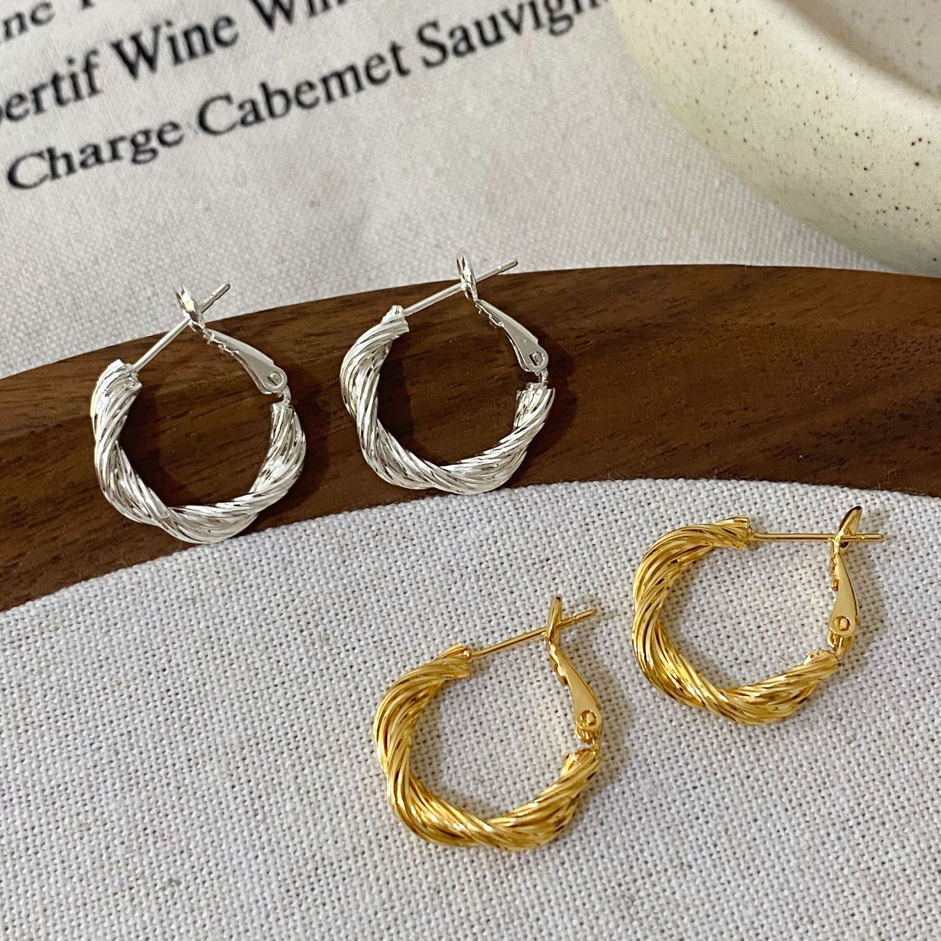 Gold-Plated Copper Korean and Japanese Niche Twisted Metal Hoop Earrings for Women, New Trendy Simple Fashion Versatile Hoop Earrings