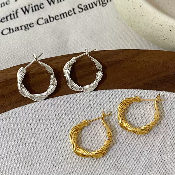 Gold-Plated Copper Korean and Japanese Niche Twisted Metal Hoop Earrings for Women, New Trendy Simple Fashion Versatile Hoop Earrings