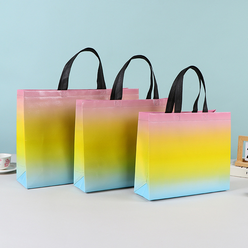 Bolsas de mano no tejidas al por mayor bolsas de embalaje estereoscópicas resistentes al desgaste bolsas de embalaje de dormitorios de estudiantes bolsas de mano en stock