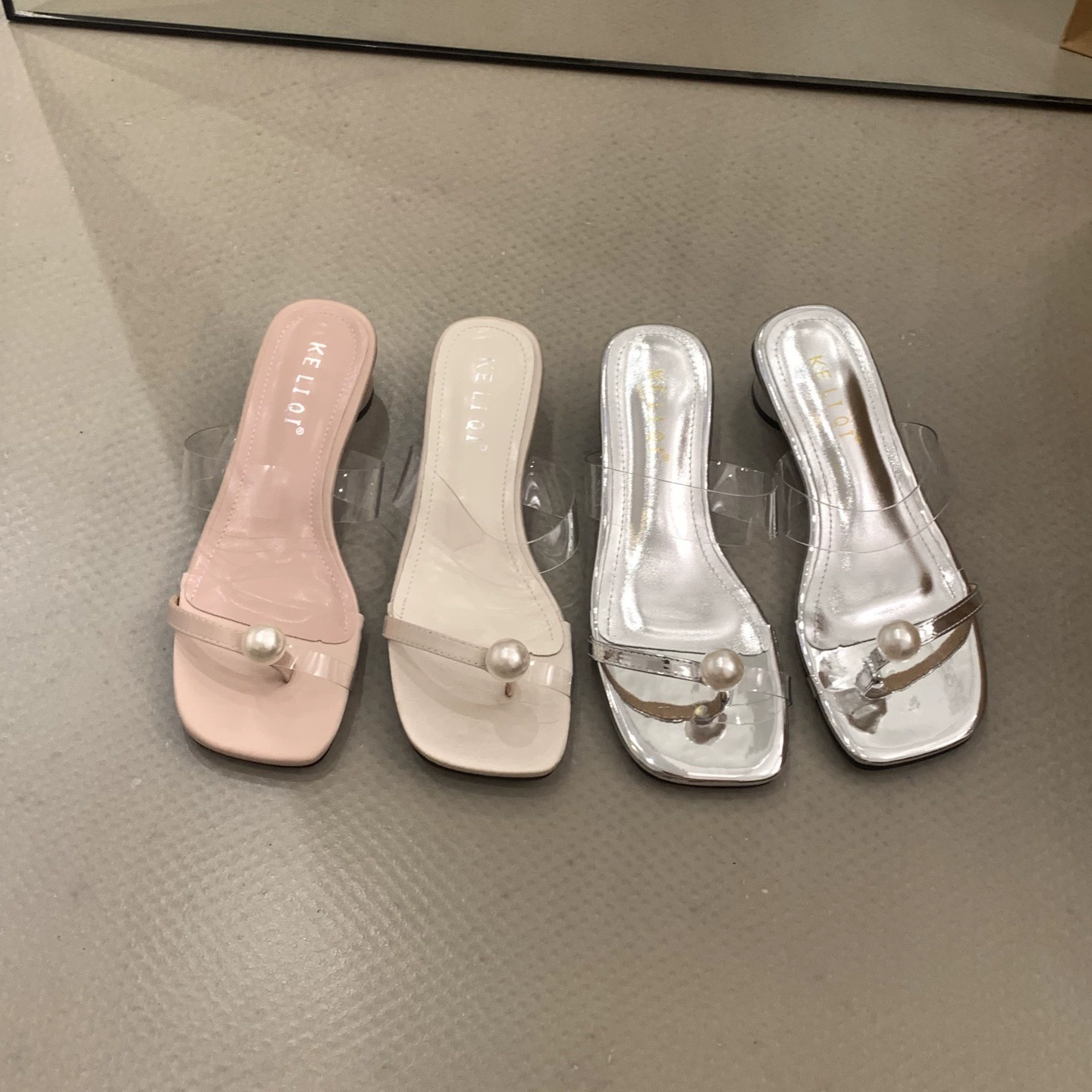 Толстый каблук, прозрачный ремешок, красивые тапочки для женщин 2025, новая летняя обувь для улицы с юбкой, высококачественные сандалии с открытым носком и жемчугом.