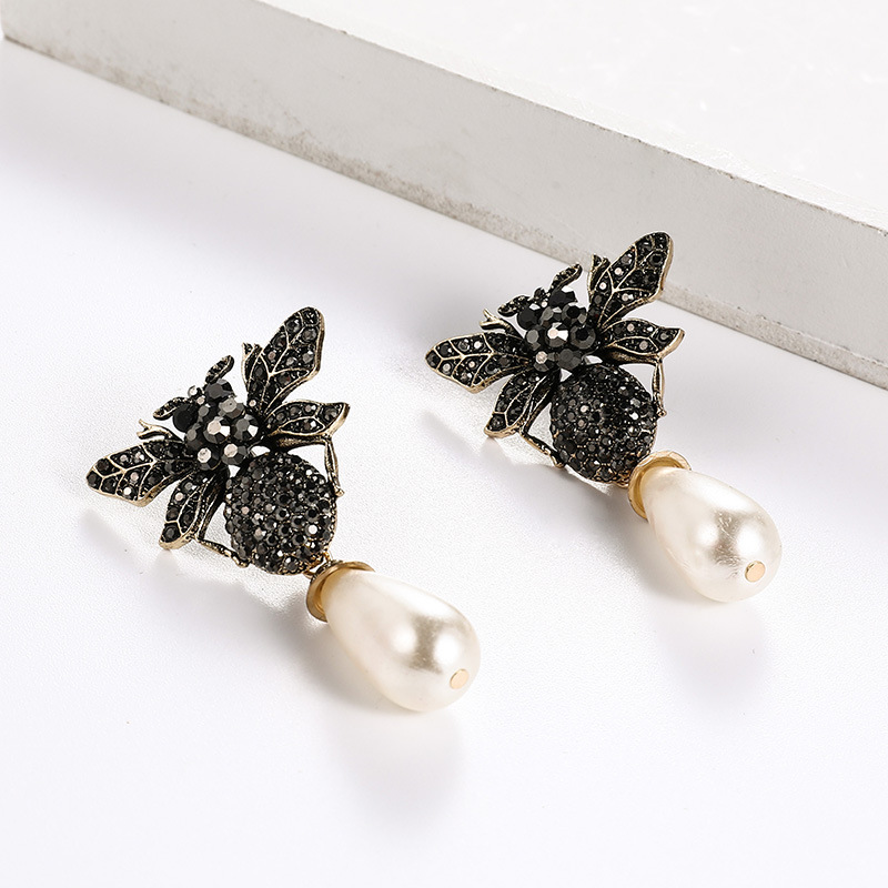 European And American New Alloy Diamond Insect Series Little Bee Ear Studs Exaggerated Pearl Pendant Temperament Female Earrings Hot Sale display picture 7