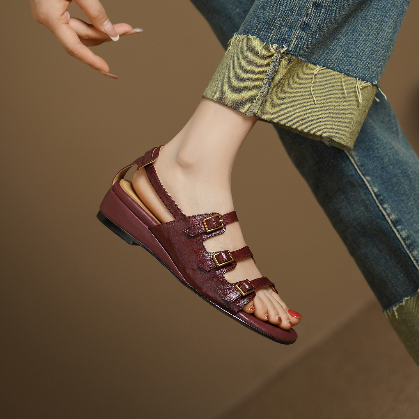 Sandal nữ hở mũi đầu vuông cổ điển quai ngang khóa cài gót thấp — màu be chi tiết 2