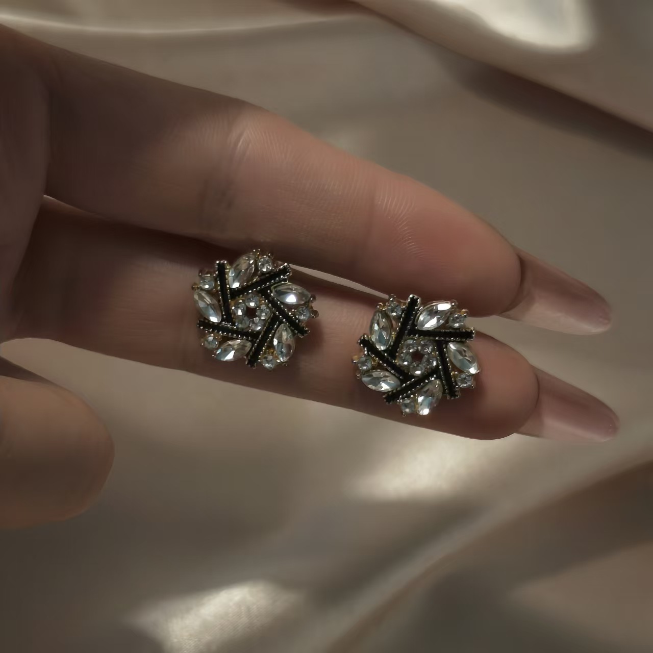 Pendientes de moda estilo coreano, nuevo modelo superventas, pendientes para mujer, sencillos y elegantes, versátiles, estilo TikTok, pendientes de botón al por mayor image 90