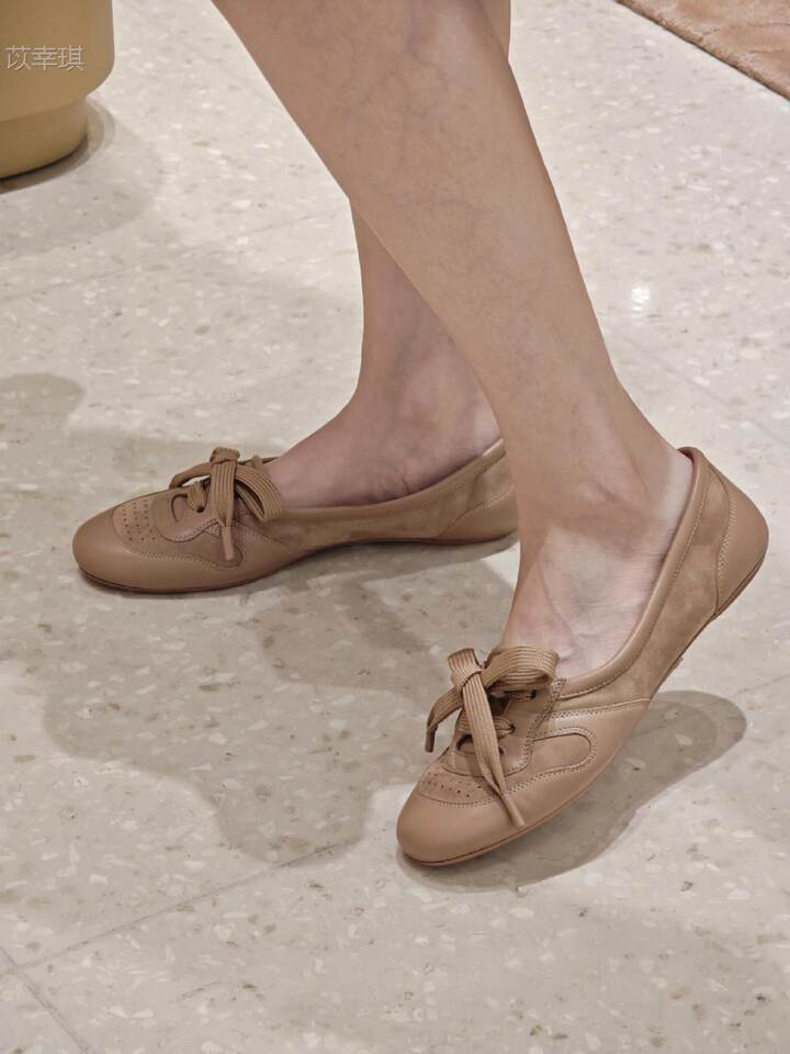Giày búp bê nữ da cừu cổ thấp đế bằng buộc dây phong cách retro — Bạc, hàng có sẵn, Màu nude, hàng có sẵn, Màu trắng kem, hàng có sẵn chi tiết 9