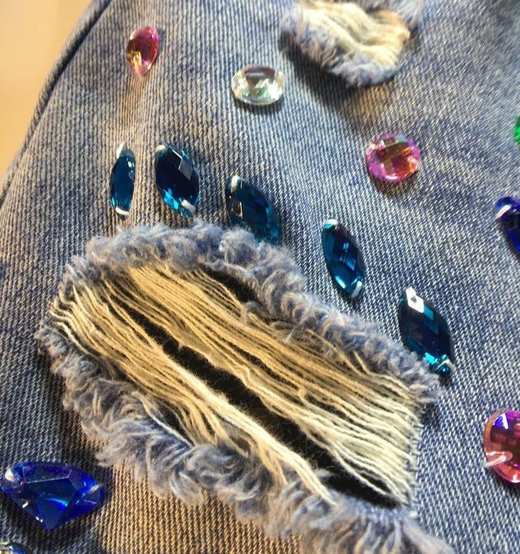 Damshorts med hög midja i denim med rhinestone och pärlor_voghion.com