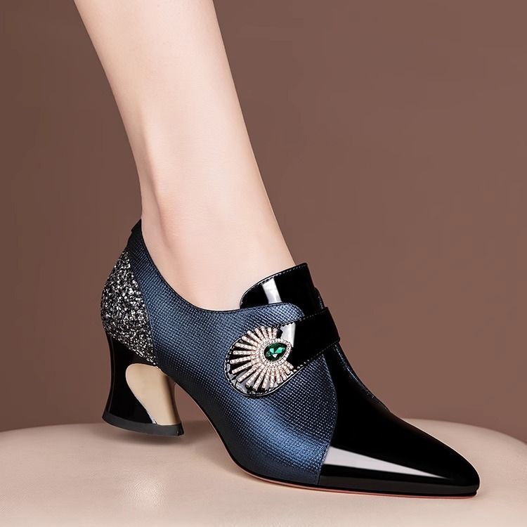 새로운 봄과 가을 라인 석 부드러운 가죽 미들 힐 깊은 입 싱글 레이어 신발 여성용 두꺼운 힐 컬러 매칭 뾰족한 발가락 여성용 가죽 신발 사이드 지퍼 어머니 신발