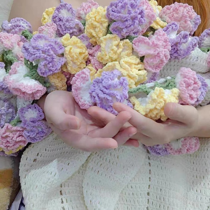 【完成品・在庫あり】ガールフレンドへのギフトとして、手作りの毛糸で編んだバラの花が付いた花束ブランケット完成品|undefined
