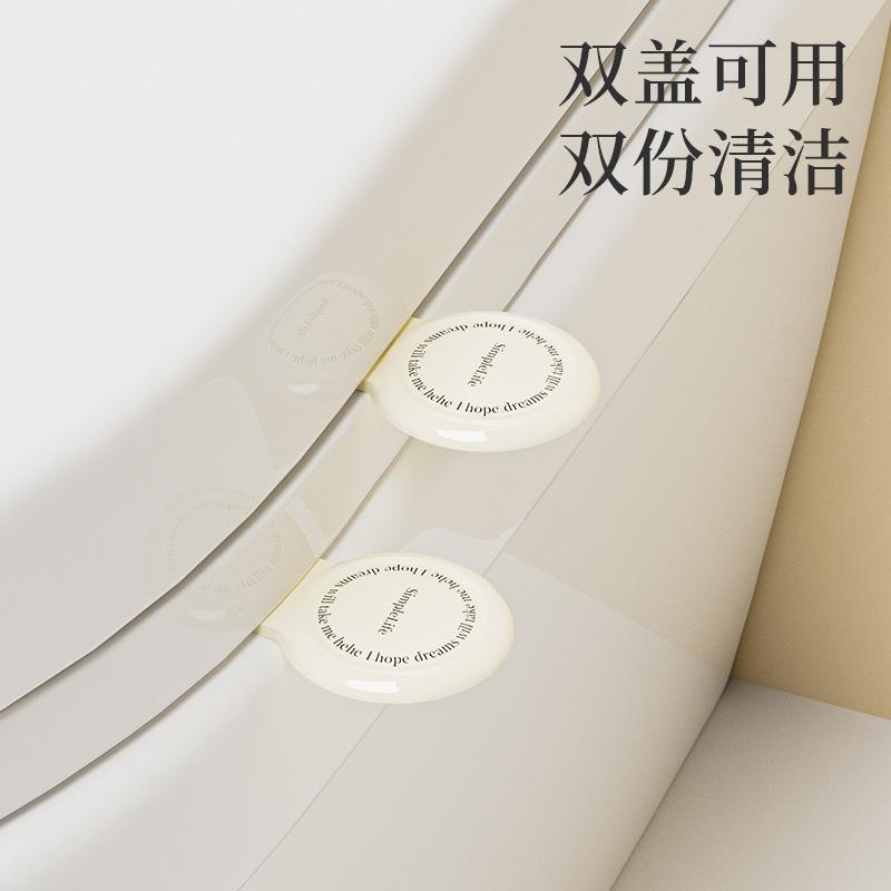 新商品のアロマトイレットの蓋器の蓋を開けて、クリーム風の便器の蓋をします。|undefined