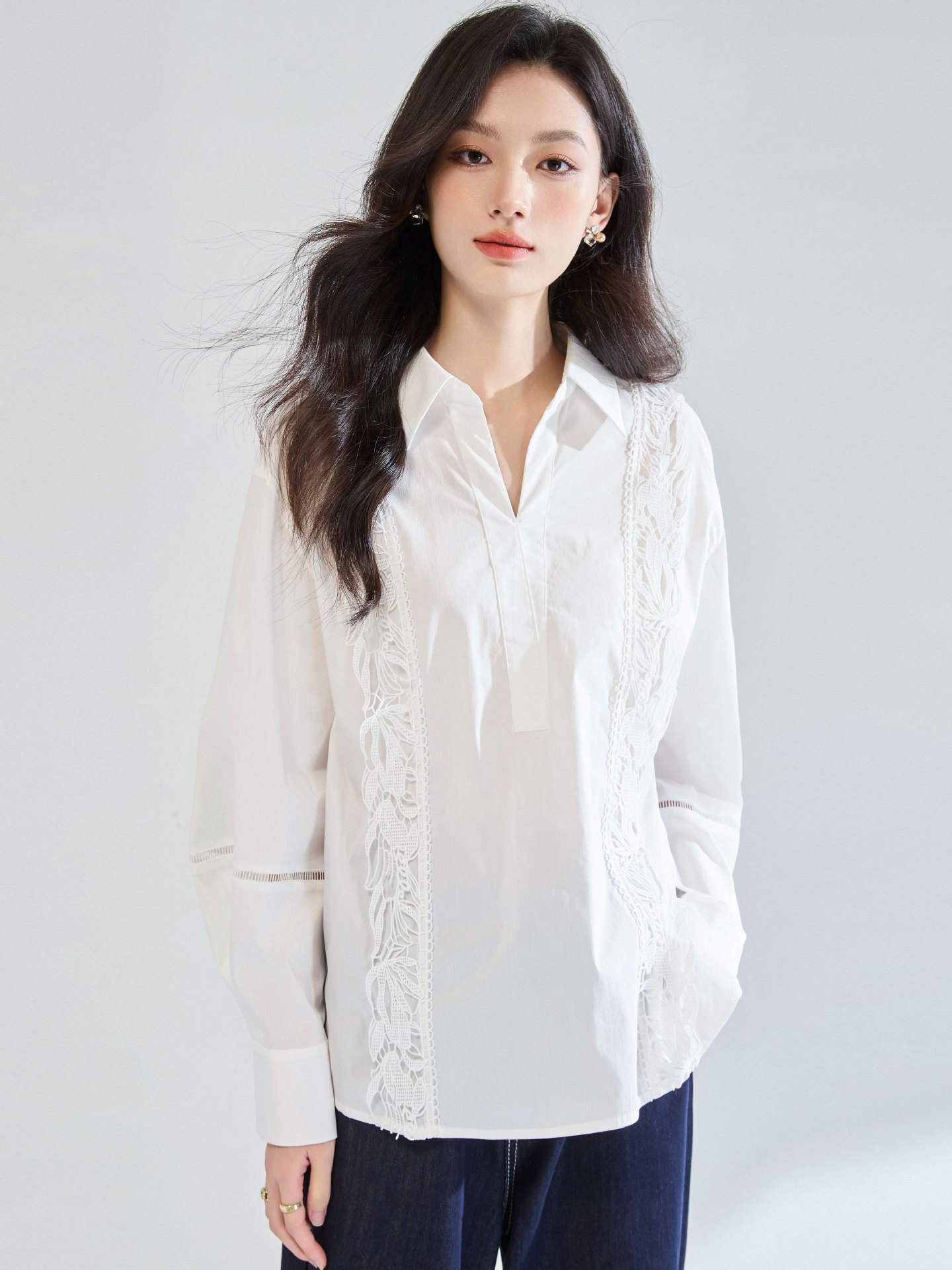 26 primavera francesa encaje agujado empalme temperamento minimalista camisa de cuello en V suelta camisa chic 25555