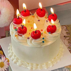 韓国版のさくらんぼの小さいろうそくの誕生日のケーキの装飾の置物はさくらんぼのろうそくのデザートの台の焙煎の挿し込みのプラグインをシミュレーションします。