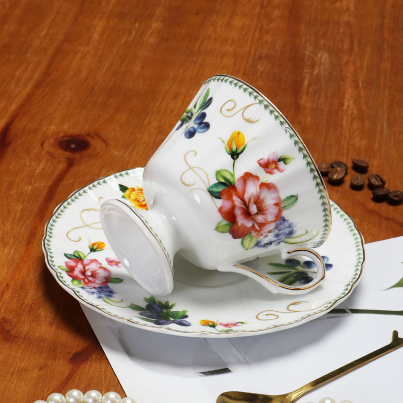 Taza de café de cerámica de porcelana china exquisita de estilo europeo Taza y platillo Estilo retro británico Juego de té de la tarde de alta gama Taza de té con flores