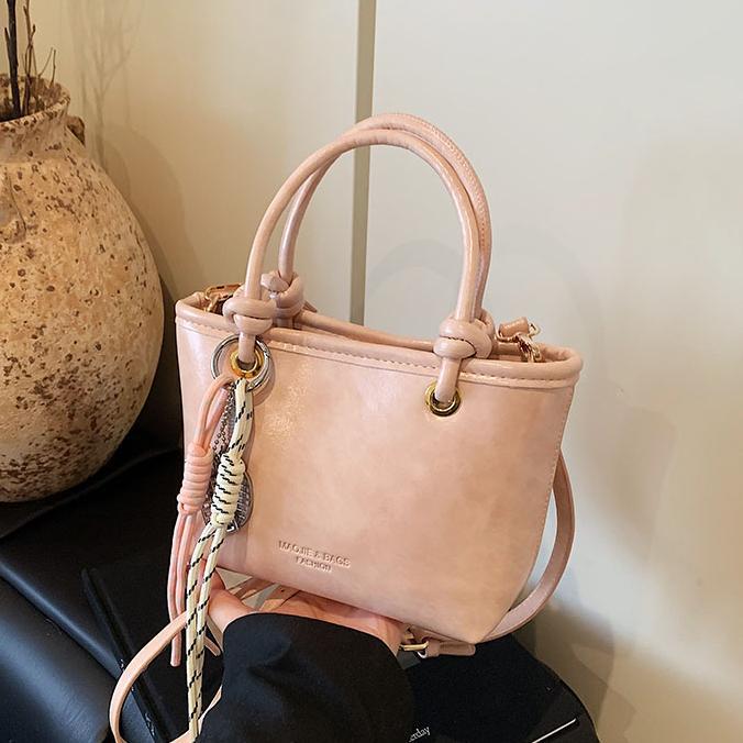 Bolso de mano popular, bolso de mano para mujeres 2025, nuevo bolso de cuero de cera de aceite retro, bolso de moda de textura versátil, mochila.
