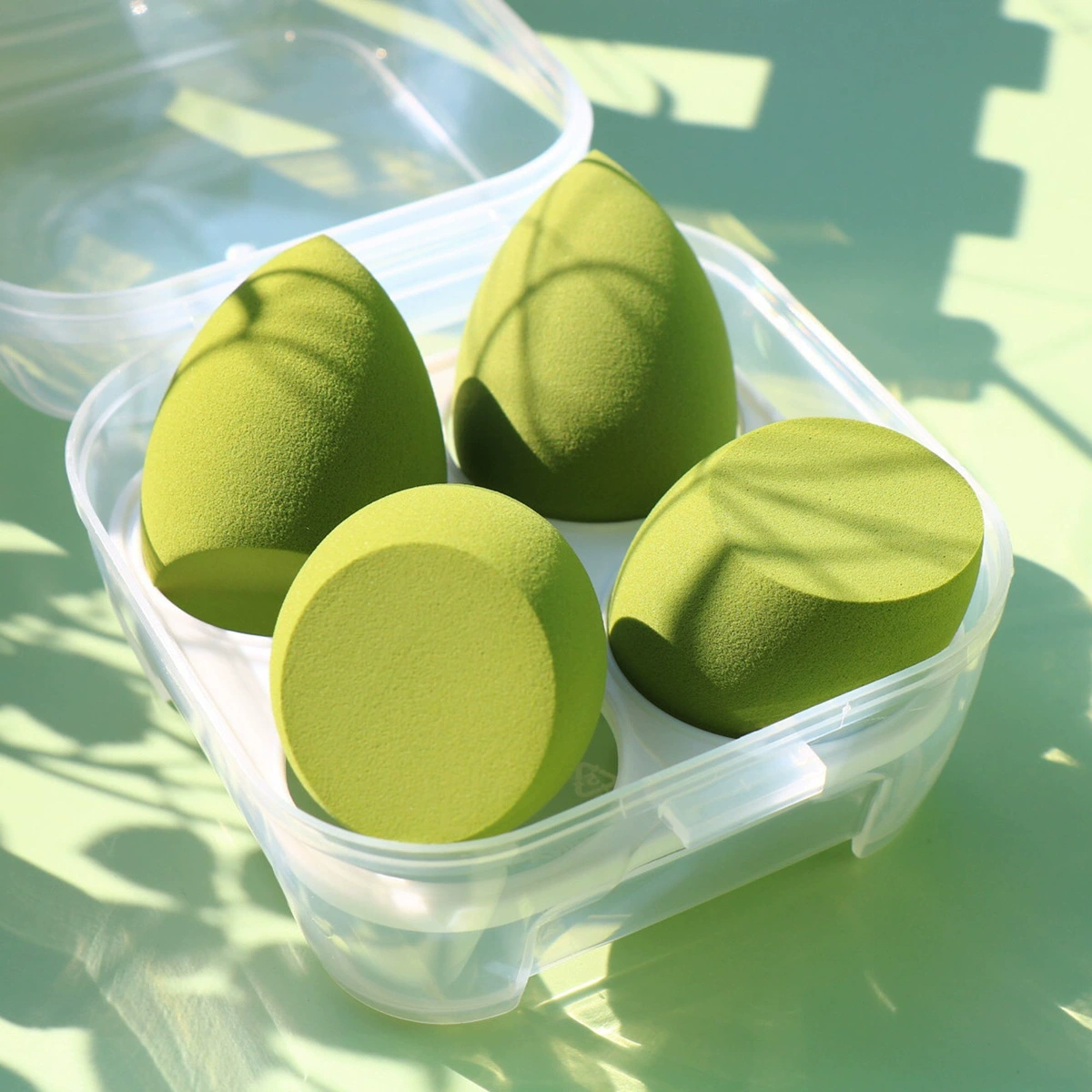 Makeup Sponge Set, 4-Cell Compact Case, Soft Round Cosmetic Blenders (assorted colors)