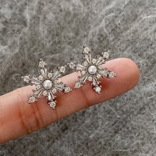 秋冬轻奢雪花转运珠锆石耳环 圣诞节耳钉 轻奢高级感气质珍珠耳饰