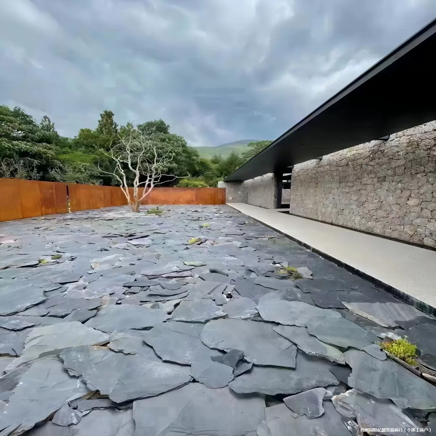 Натуральное дно бассейна из голубого сланца с неровными грубыми краями, экологический ландшафтный фонтан, напольная плитка из сланца, сломанная и рассыпчатая.