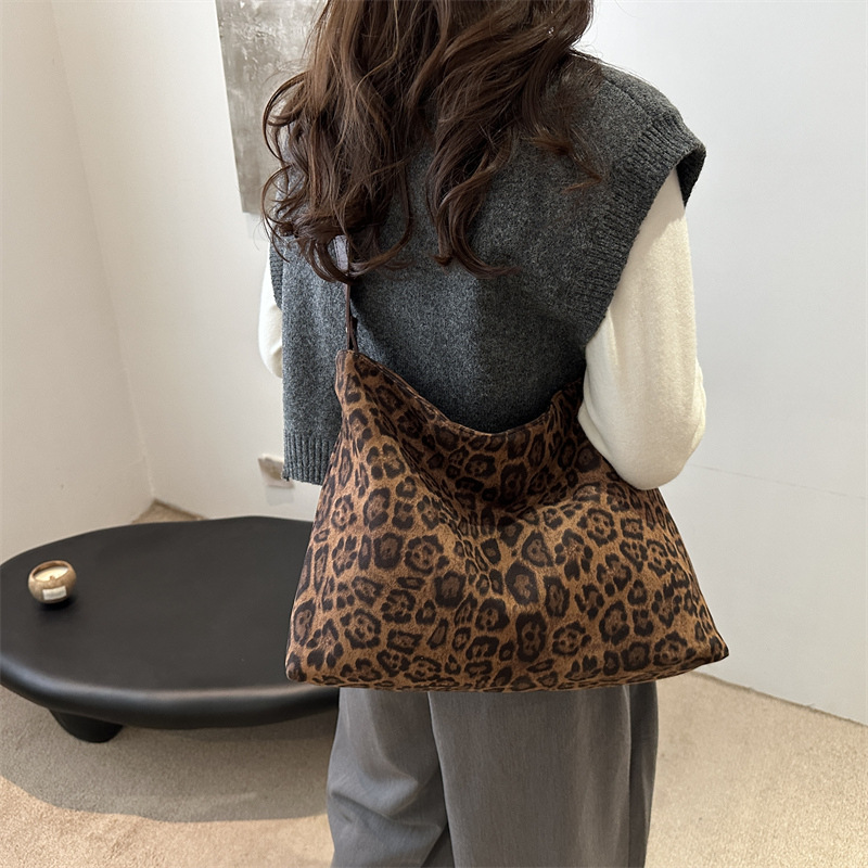 가을 2024 새로운 캐주얼 어깨 가방 대용량 휴대용 토트 백 여성 틈새 디자인 패션 크로스 바디 백