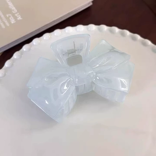 Crab pin with bow