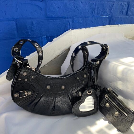 23 New Paris Motorcycle Bag Explosive Crack Original Goatskin Version High Quality Pleated Rivet Crescent Bag Crossbody
