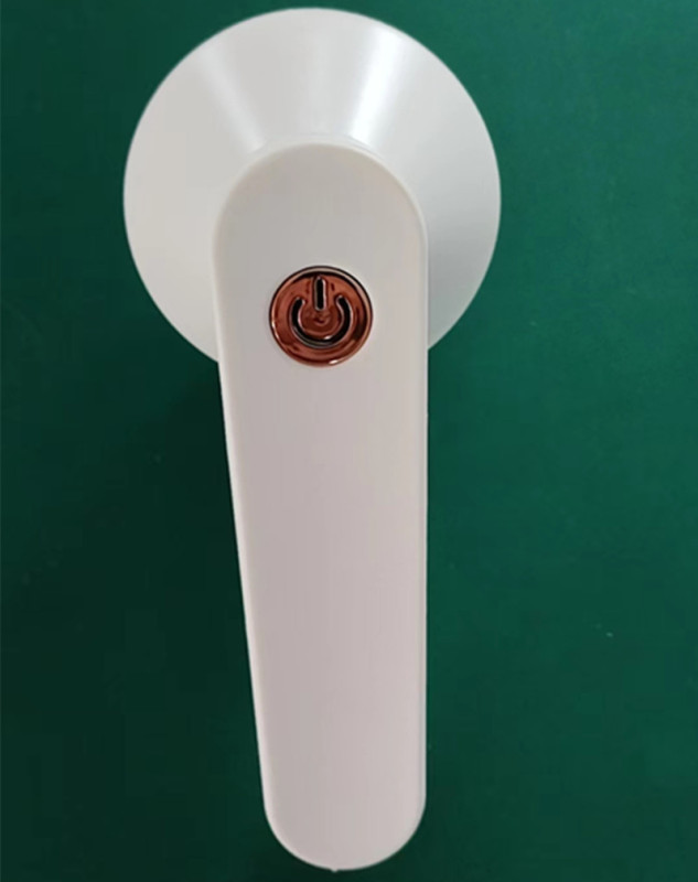 毛玉の剪定器は家庭用の衣類を持っています。|undefined