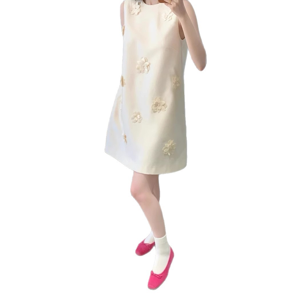 Three dimensional small dress with sleeves with a round collar