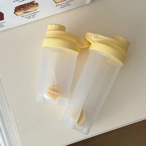 Pure white shaker cup protein powder enzyme mixing cup sports fitness cold water cup with scale PP plastic water cup delivery ball