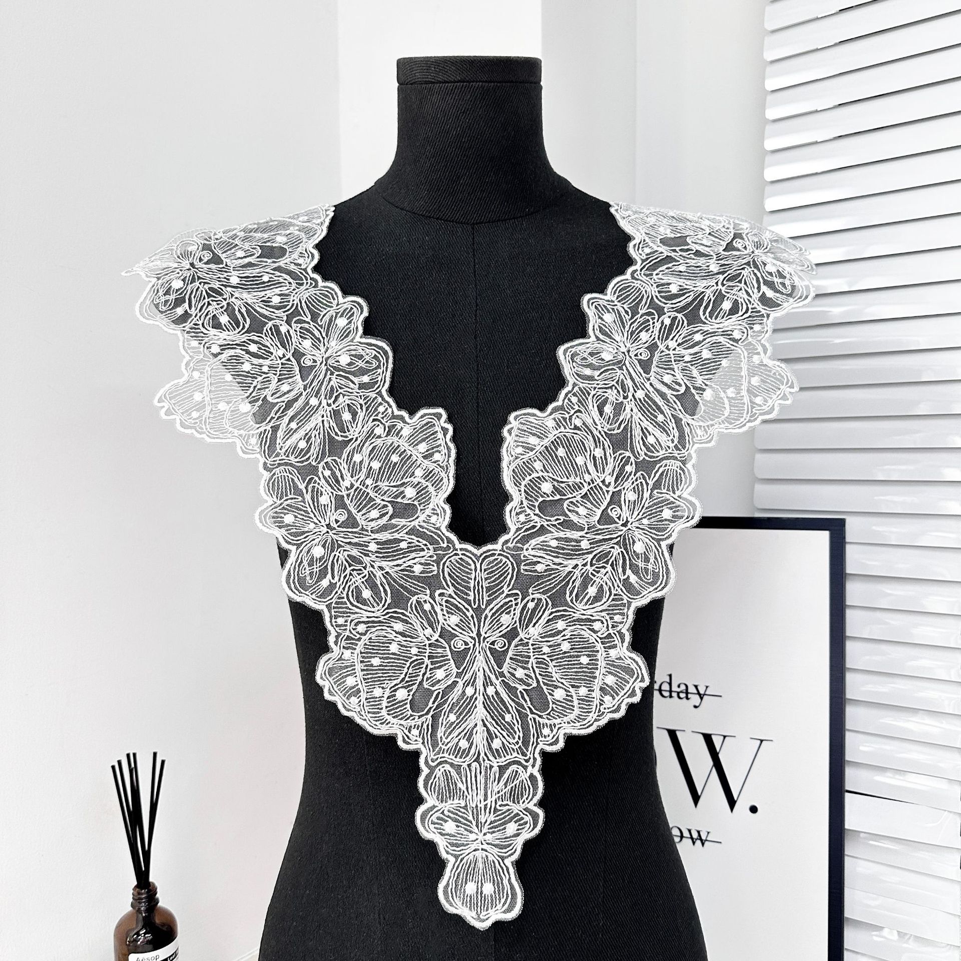 Cuello de encaje blanco ramillete hueco tridimensional cuello bordado de seda de poliéster flor cuello frontal decoración cuello falso accesorios