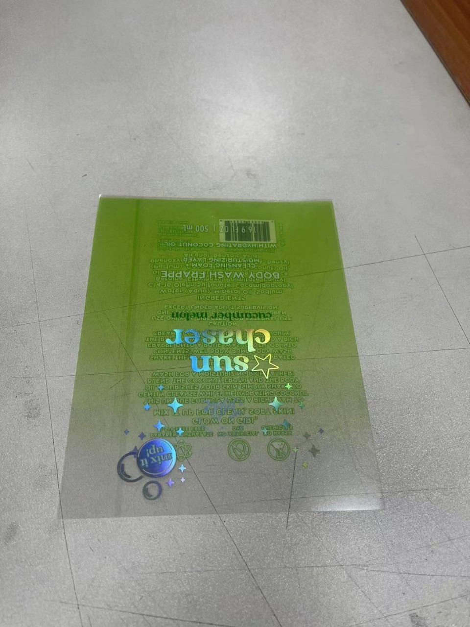 厂家供应PET镭射收缩膜镭射防伪热收缩膜热收缩标签。