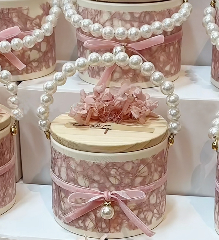 木の蓋のテーブルの砂糖の箱の赤い本の同型の喜糖の箱の中国式の結婚の屋外の結婚式のアイデアの婚約の喜糖の箱|undefined