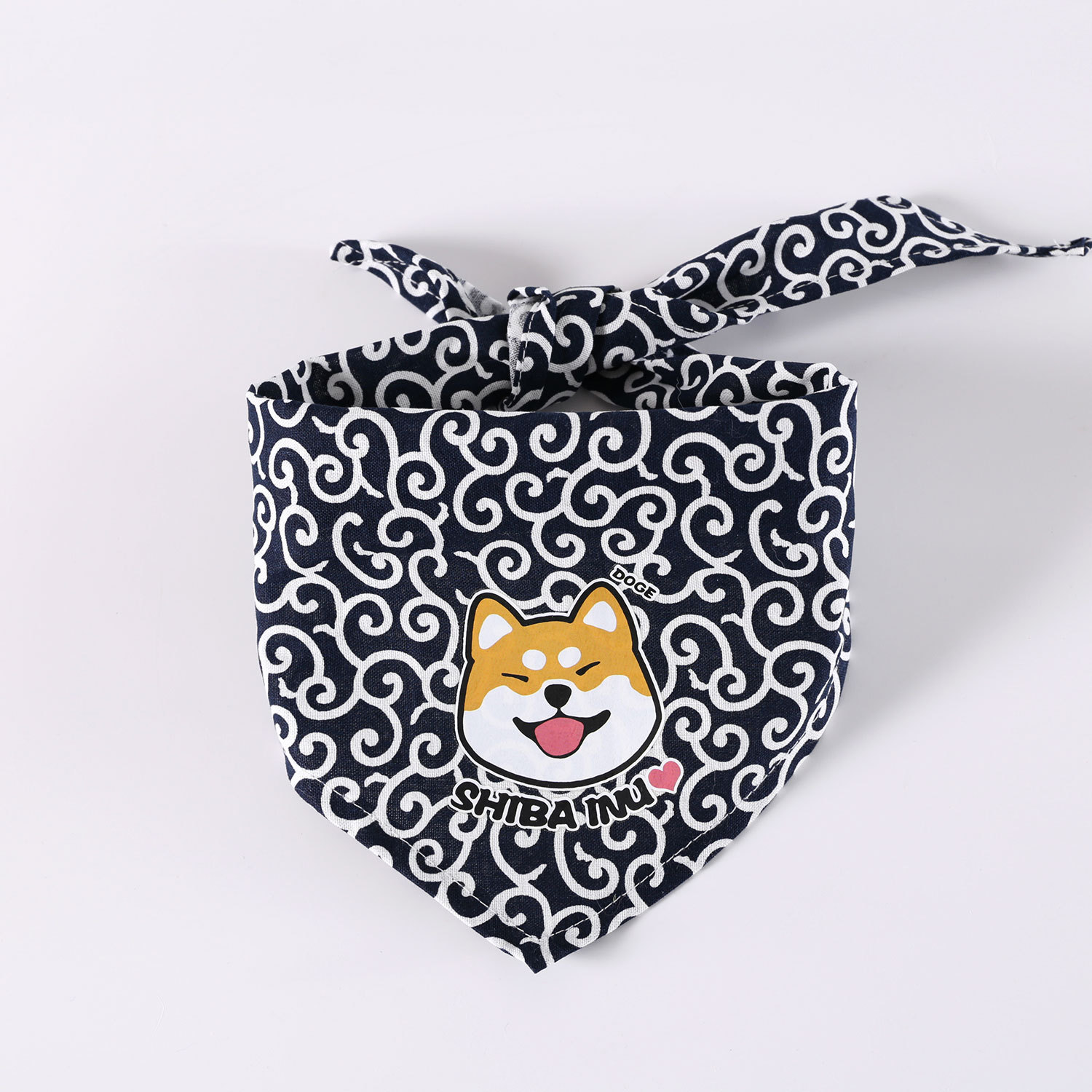 Comercio exterior toallas triangulares para mascotas, toallas de saliva para perros de madera, algodón puro, estampado de hierba japonés, dibujos animados, bibón